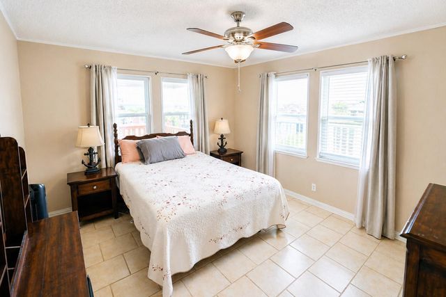 1319 Maui Drive, Tiki Island, TX 77554