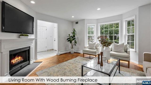 758 Manchester Way, Paramus, NJ 07652