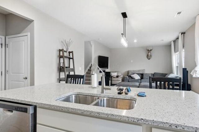 384 Kells Court E, Newark, OH 43055