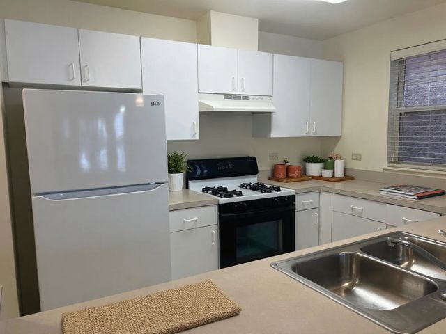 653 W Division Street B, Chicago, IL 60610