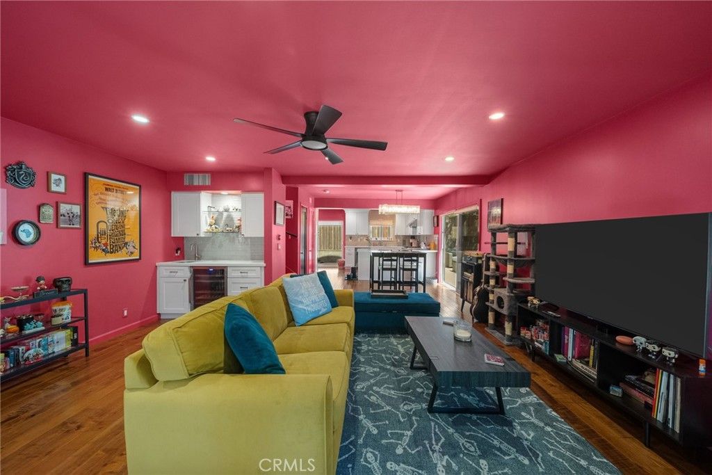 Image 2 of property listing at 612 Wilcox Avenue, Los Angeles, CA 90004