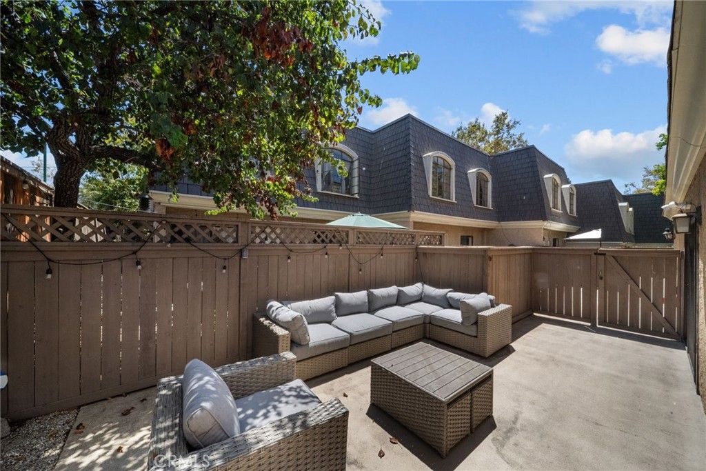 Image 6 of property listing at 612 Wilcox Avenue, Los Angeles, CA 90004