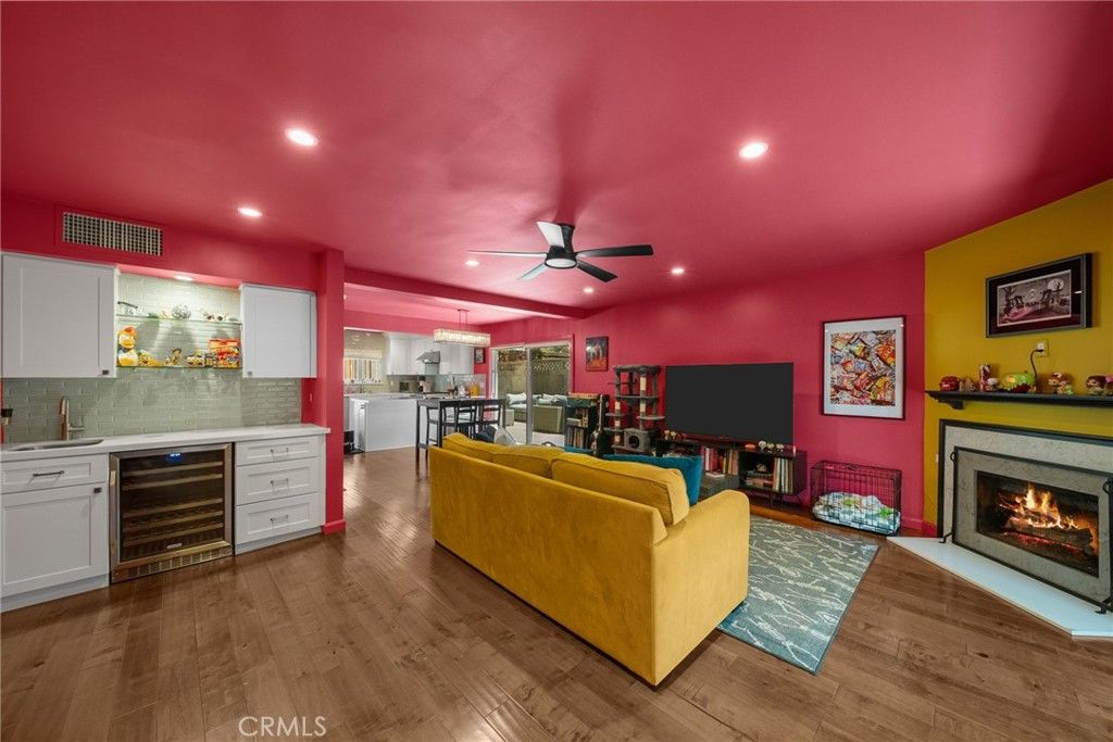Image 8 of property listing at 612 Wilcox Avenue, Los Angeles, CA 90004
