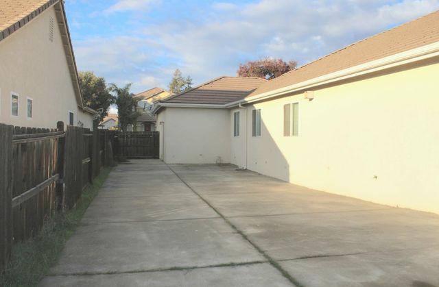 3940 Podocarpus Dr, Ceres, CA 95307