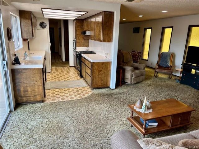 8978 7th, Hesperia, CA 92345