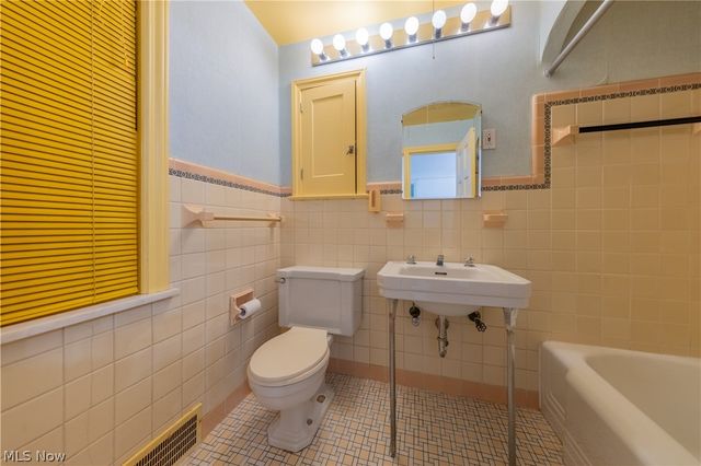 2614 Charney Road, University Heights, OH 44118