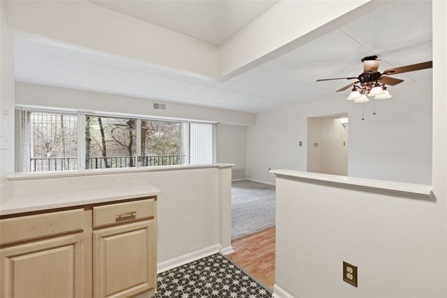 2160 Greentree Rd. 405W, Scott Twp, PA 15220