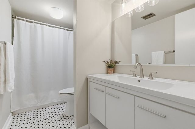 2160 Greentree Rd. 405W, Scott Twp, PA 15220