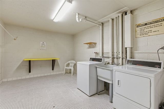 2160 Greentree Rd. 405W, Scott Twp, PA 15220