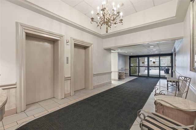 2160 Greentree Rd. 405W, Scott Twp, PA 15220