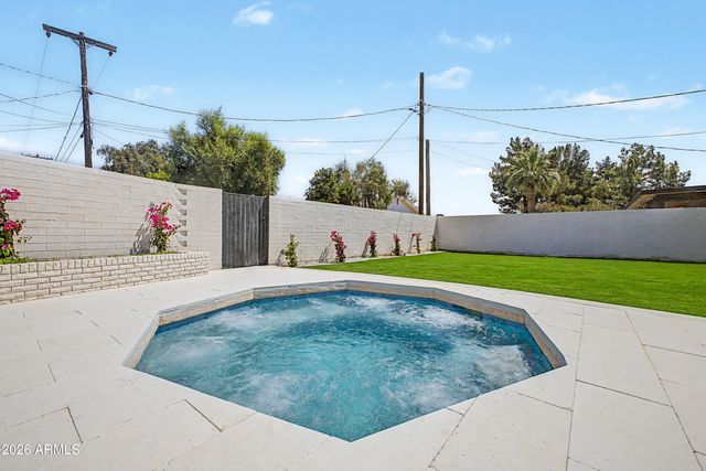 8008 E WHITTON Avenue, Scottsdale, AZ 85251