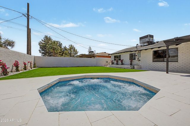 8008 E WHITTON Avenue, Scottsdale, AZ 85251