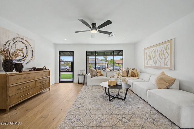 8008 E WHITTON Avenue, Scottsdale, AZ 85251