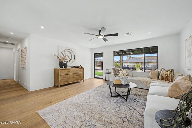 8008 E WHITTON Avenue, Scottsdale, AZ 85251