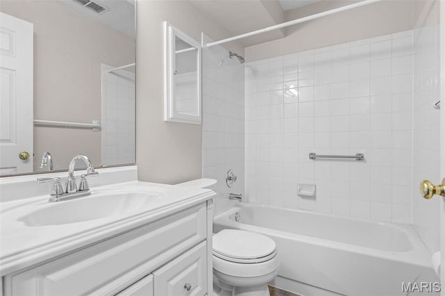 5162 Hollow Wood Court B, St Louis, MO 63128