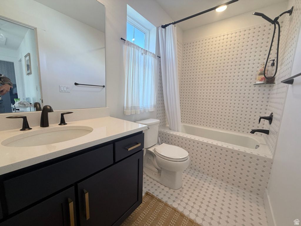 Image 10 of property listing at 6743 W LAKE AVE, South Jordan, UT 84009