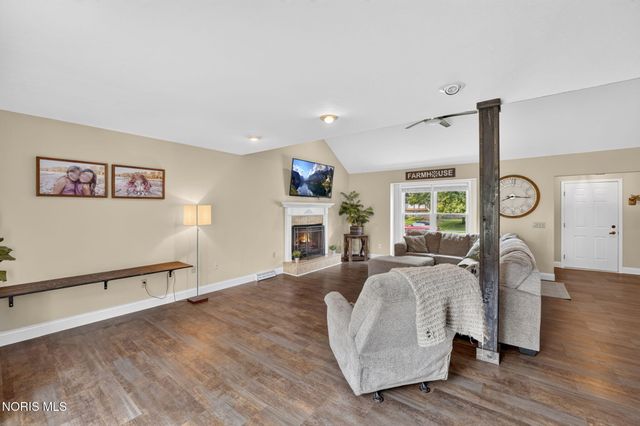2214 Willowtree Lane, Maumee, OH 43537