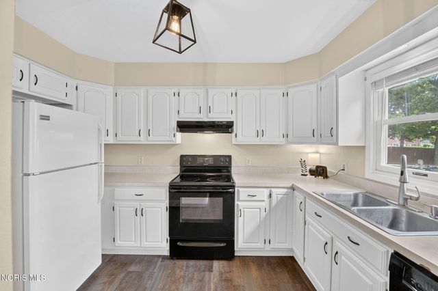 2214 Willowtree Lane, Maumee, OH 43537