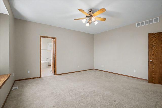 130 Bluff Drive, Fairfax, IA 52228