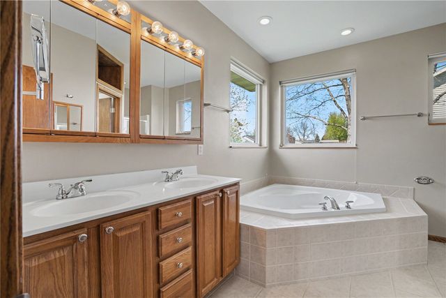 130 Bluff Drive, Fairfax, IA 52228