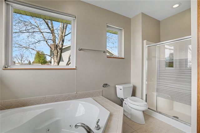 130 Bluff Drive, Fairfax, IA 52228