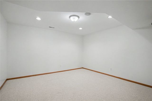 130 Bluff Drive, Fairfax, IA 52228