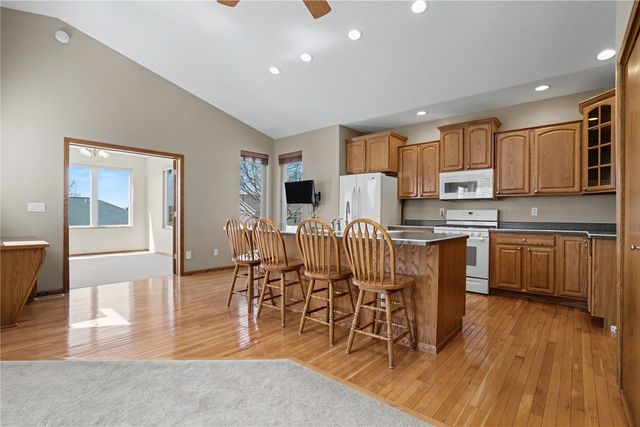 130 Bluff Drive, Fairfax, IA 52228