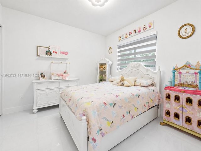 15490 SW 18th Ln, Miami, FL 33185