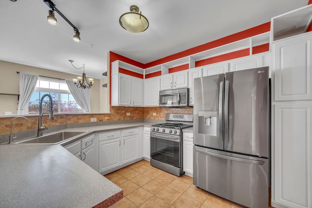 574 N Fox Trail 574, Round Lake, IL 60073
