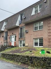 82 Boylston Ln 16, Lowell, MA 01852