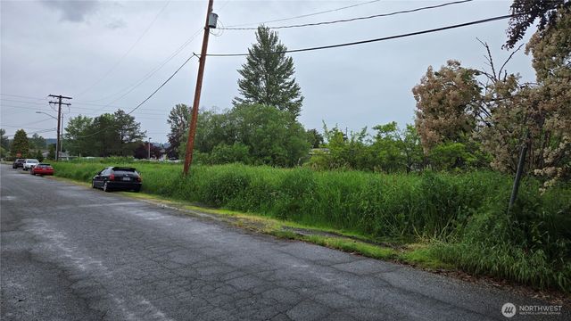 1215 9th Street SE, Puyallup, WA 98372
