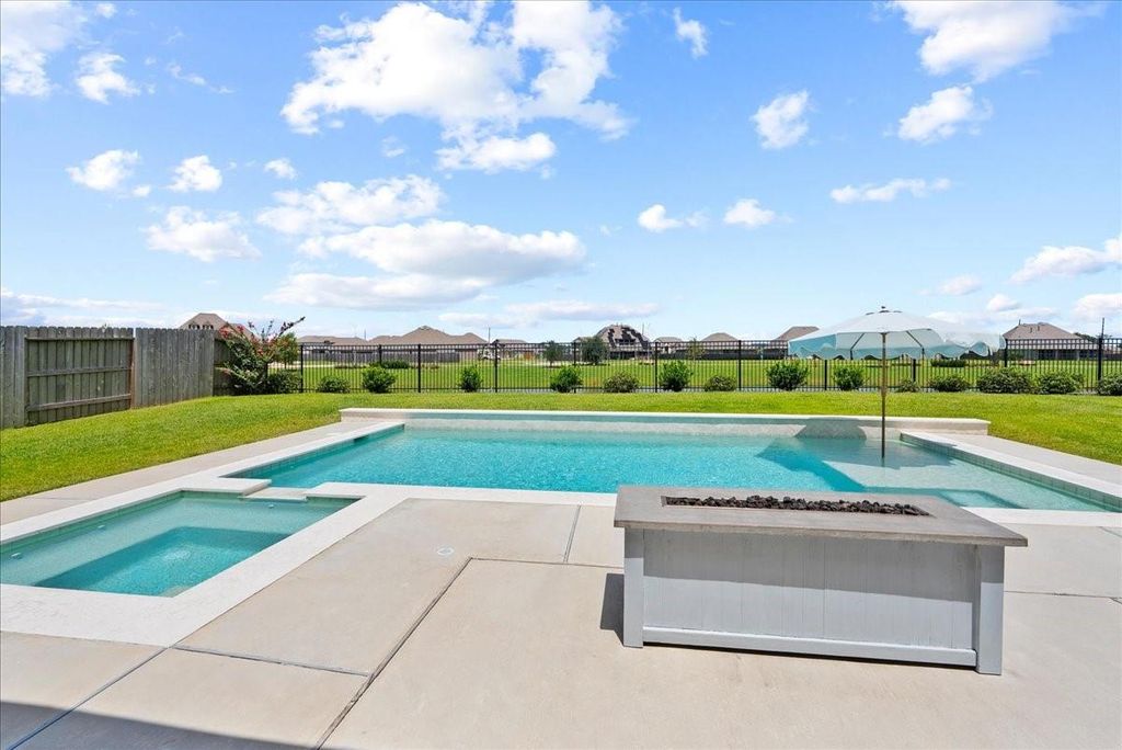 14919 Lake Shore Avenue, Mont Belvieu, TX 77523