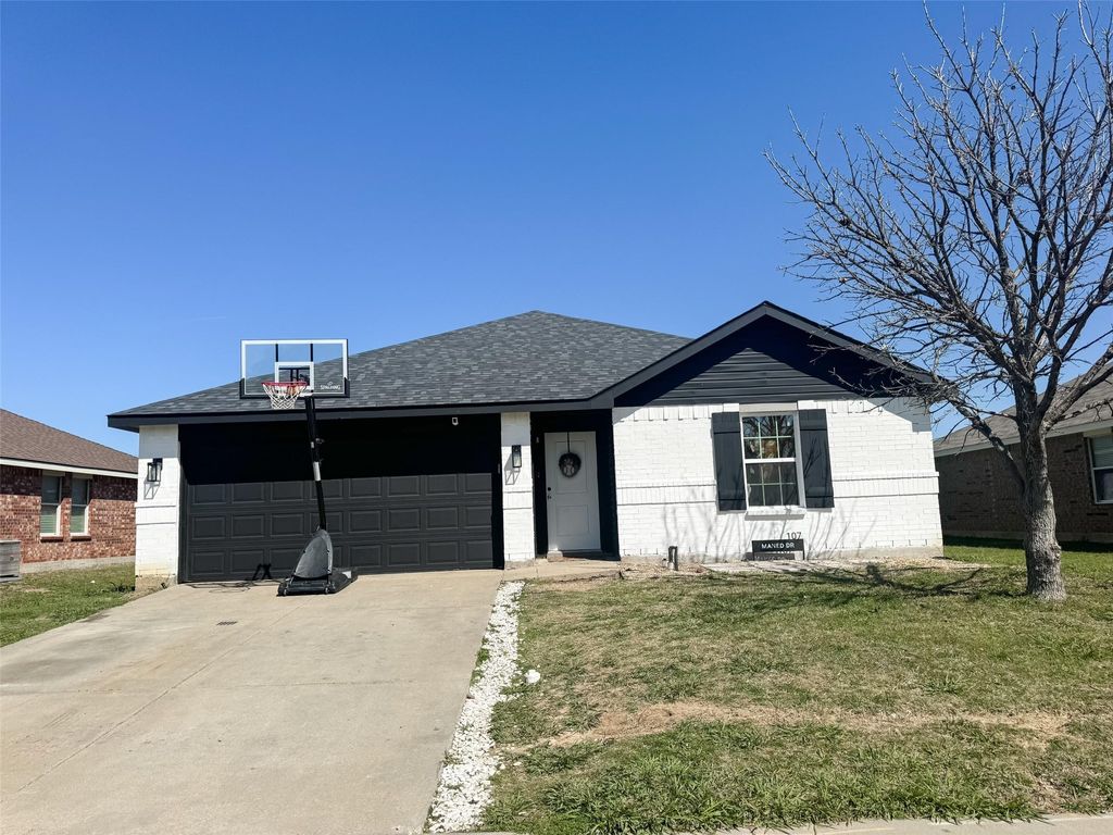 107 Maned Drive, Sanger, TX 76266