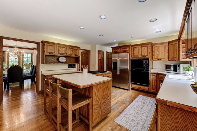 8701 LAKE RIDGE Drive, Darien, IL 60561