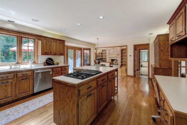 8701 LAKE RIDGE Drive, Darien, IL 60561