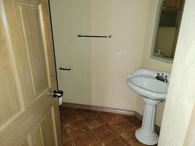 642 NE Valley View Rd, Lawton, OK 73501