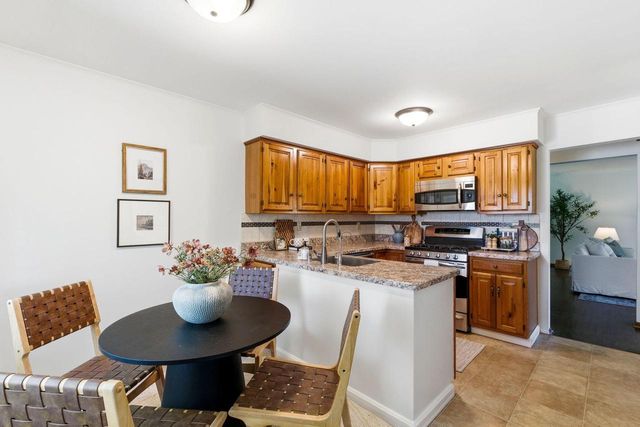 330 Manor CIRCLE, Bayside, WI 53217