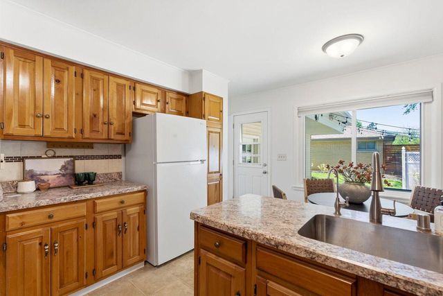 330 Manor CIRCLE, Bayside, WI 53217