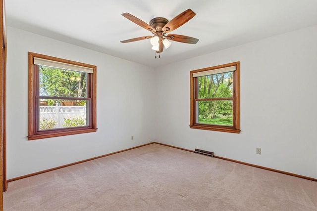 330 Manor CIRCLE, Bayside, WI 53217