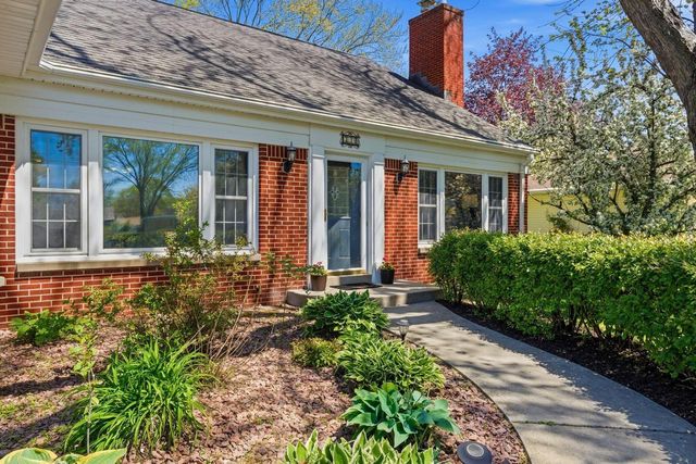330 Manor CIRCLE, Bayside, WI 53217