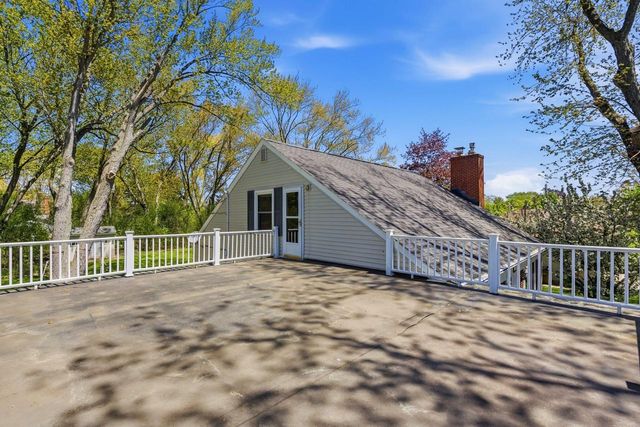 330 Manor CIRCLE, Bayside, WI 53217