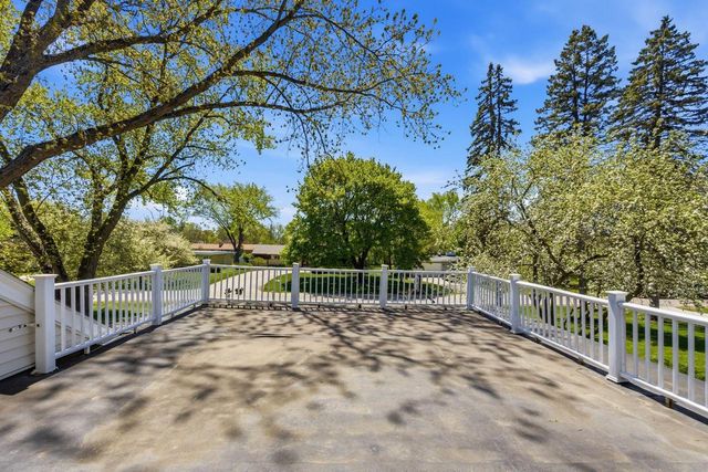 330 Manor CIRCLE, Bayside, WI 53217