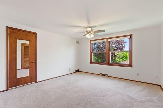 330 Manor CIRCLE, Bayside, WI 53217