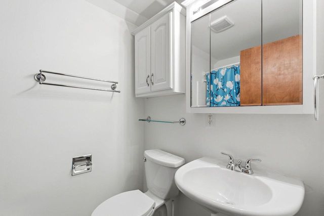 330 Manor CIRCLE, Bayside, WI 53217