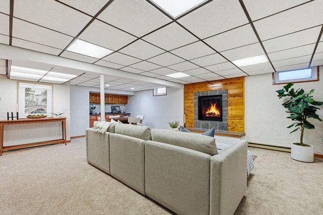 330 Manor CIRCLE, Bayside, WI 53217