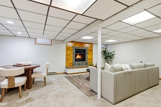 330 Manor CIRCLE, Bayside, WI 53217