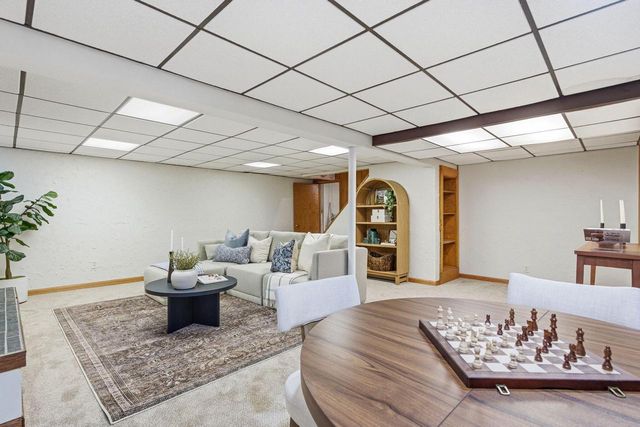 330 Manor CIRCLE, Bayside, WI 53217