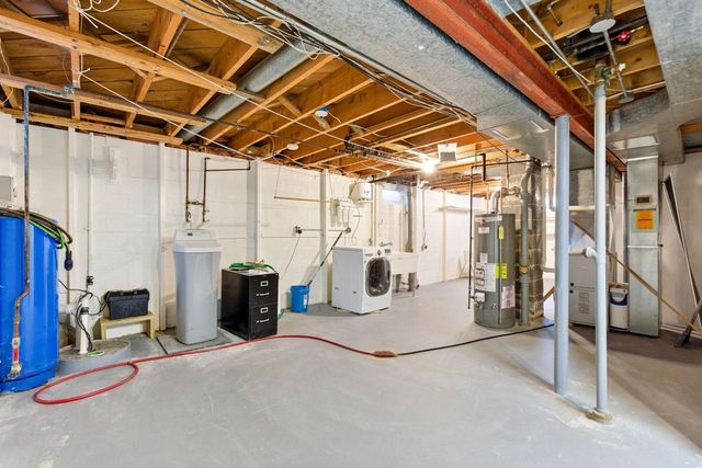 330 Manor CIRCLE, Bayside, WI 53217