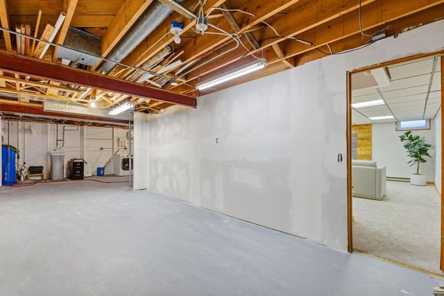 330 Manor CIRCLE, Bayside, WI 53217