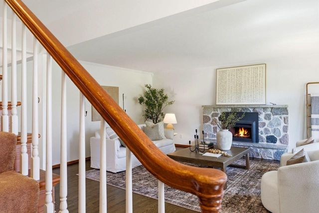330 Manor CIRCLE, Bayside, WI 53217